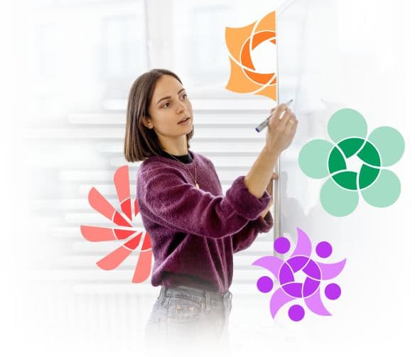 Eine Frau schreibt an einem Whiteboard, umgeben von grafischen Blütenelementen der Initiative